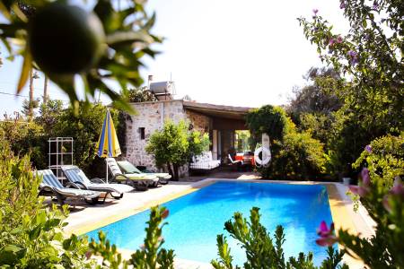 Bodrum Bitez’de Meyve Ağaçları Arasında, Özel Havuzlu, Havuz Teraslı, Verandalı, Şömineli Taş Villa