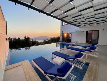 Kalkan’da Deniz Manzaralı, Jakuzili, Özel Havuzlu ve Şirin Bahçeli Modern Villa