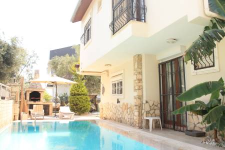 Comfortable Villa with Fireplace, Private Pool and Spacious Garden in Ladies Beach