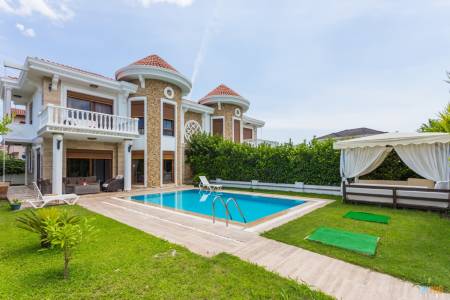Luxury Villa with Private Pool, Private Garden, Fireplace, Close to the Sea in Kemer Camyuva