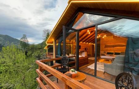Modern Bungalow Room with River and Nature View, Jacuzzi, Fireplace and Balcony Terrace in Rize Camlihemsin