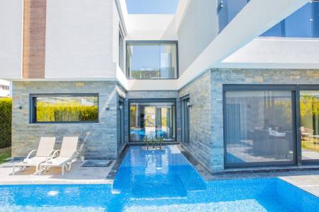 Comfortable Villa with Private Garden, Private Pool with Jacuzzi, Parking Lot in Kusadasi Degirmendere