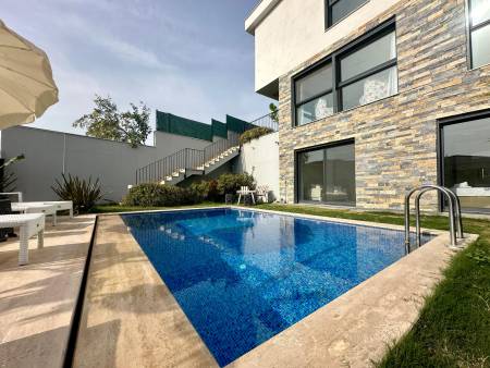 Spacious Villa with Private Pool, Private Garden, Pool Garden, Barbeque in Cesme Reisdere