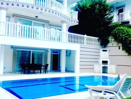 Comfortable Villa with Private Pool, Private Garden, Barbeque in Kemer Camyuva Area