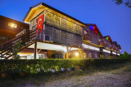 Antalya Demre’de Denize Yakın Konumda, Ferah Bir Tesis İçinde, Balkonlu Delüks Bungalov Oda