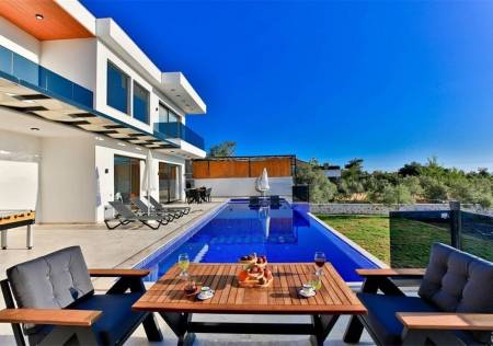 Magnificent Villa with Private Pool and Garden, Kids Pool, Jacuzzi, Turkish Bath and Sauna in Kalkan