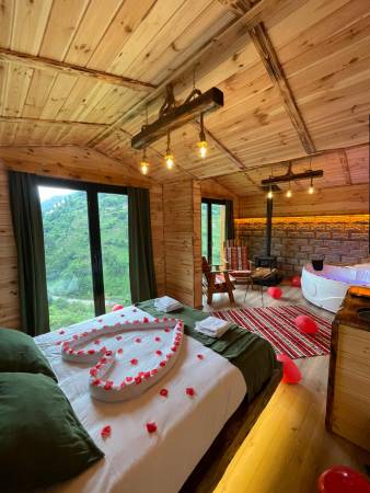 Lovely Room with River and Green Mountain View, Jacuzzi and Fireplace Stove in Rize Camlihemsin