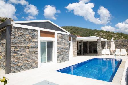 Bodrum Konacık’ta Özel Havuzlu, Havuz Teraslı, Özel Bahçeli Konforlu Villa