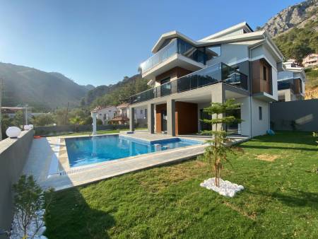 Modern Villa with Great Location, Private Pool, Private Garden, Pool Terrace, Jacuzzi in Gocek