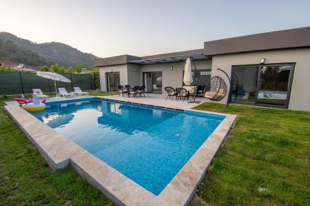 Comfortable Villa with Sheltered Private Pool, Private Garden, Jacuzzi, Barbeque in Fethiye Yaniklar