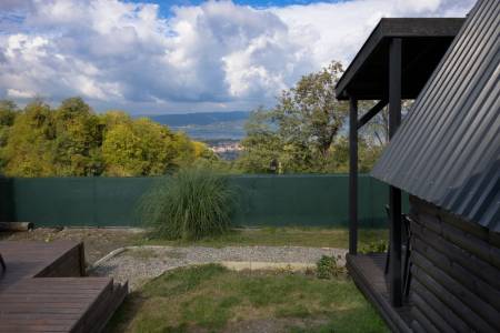 Sapanca İlmiye’de Enfes Göl Manzaralı, Isıtmalı Özel Havuzlu, Geniş Bahçeli ve Şömineli Harika Bungalov