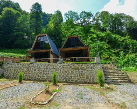 Rize Çamlıhemşin’de Harika Yeşil Manzaralı, Teraslı, Jakuzili, Şömine Sobalı Muhteşem Bungalov