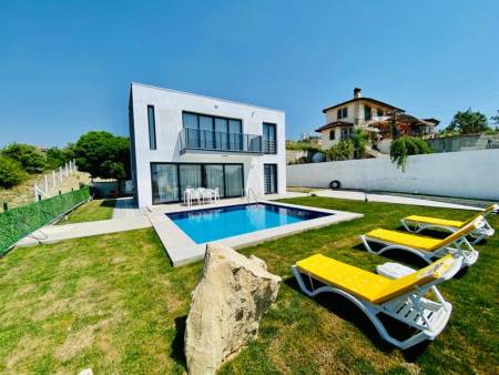 Kuşadası Yaylaköy’de Panaromik Manzaralı, Özel Havuzlu, Özel Bahçeli, Barbekülü Konforlu Villa