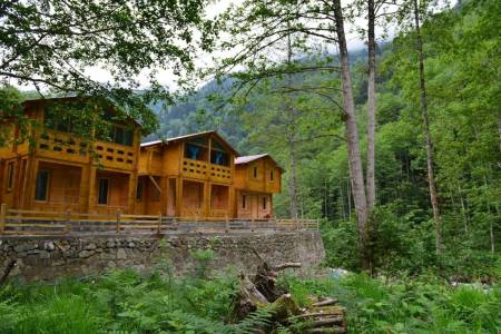 Comfortable Chalet with River and Mountain View, Jacuzzi, Terrace Balcony in Rize Camlihemsin