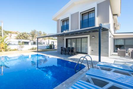 Modern Villa with Nature View, Private Pool and Garden, Close to the Center in Cesme