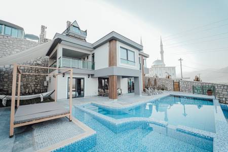 Antalya Finike’de Deniz Manzaralı, Korunaklı Özel Havuzlu, Jakuzili, Geniş Aileler İçin Konforlu Villa
