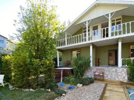 Sapanca’da Jakuzili, Şömineli, Isıtmalı Özel Havuzlu ve Özel Bahçeli Konforlu Villa