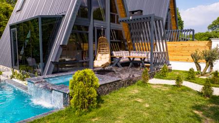 Sapanca Kırkpınar'da Isıtmalı Özel Havuzlu, Özel Bahçeli, Havuz Teraslı, Şömineli Muhteşem Bungalov