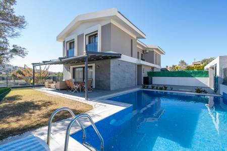 Comfortable Villa with Private Pool and Garden Terrace, Close to the Sea in Cesme