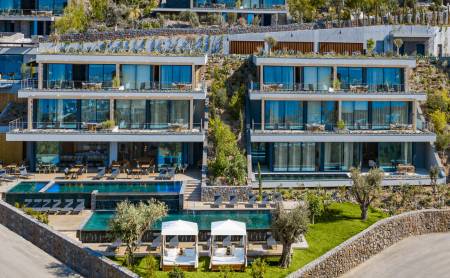 Bodrum Yalıkavak’ta Ortak Havuzlu Bir Tesis İçinde, Deniz Manzaralı Lüks Rezidans Daire