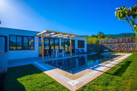 Comfortable Honeymoon Villa with Sheltered Private Pool, Private Garden, Jacuzzi, Barbeque in Fethiye Kayakoy