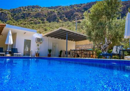Spacious Villa with Private Pool, Private Large Garden, Pool Terrace, Jacuzzi in Kalkan