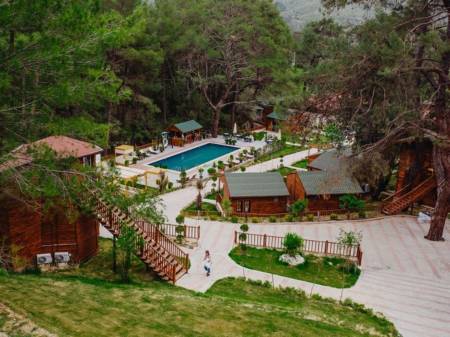 Antalya Olimpos’ta Doğanın Kalbinde Bir Tesis İçinde, Ortak Havuzlu Bungalov Oda