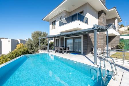 Modern Design Stylish Villa with Private Pool and Private Garden, Fireplace, Close to the Marina in Cesme