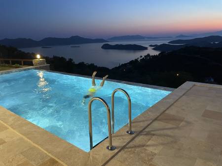 Marmaris Söğüt Mevkiinde Panoramik Deniz ve Dağ Manzaralı, Özel Havuzlu, Havuz Teraslı Modern Villa