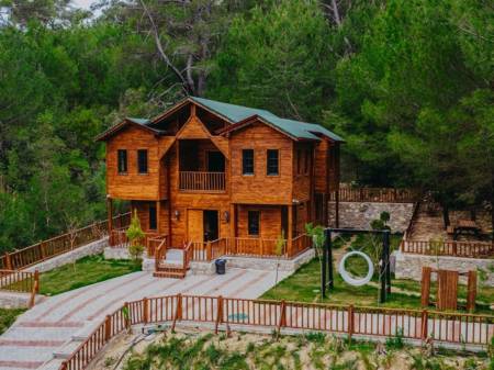 Antalya Olimpos’ta Yemyeşil Orman Manzaralı, Ortak Havuzlu Bir Tesis İçinde, Bungalov Oda