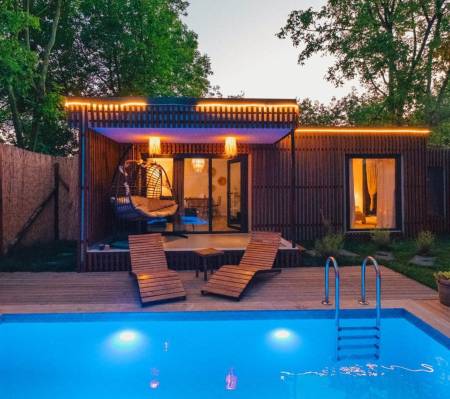 Amazing Tiny House with Heated Sheltered Private Pool, Private Garden, Jacuzzi, Fireplace Stove, in Nature in Sapanca