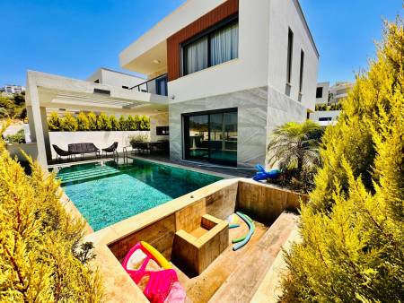 Luxurious Villa With Private Pool, Private Garden, Barbeque in Kusadasi Karaova District