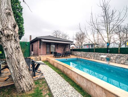 Villa with Stone Fireplace, Heated Private Pool, Jakuzzi and Private Garden in Sapanca Kırkpınar