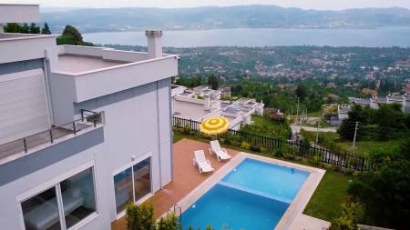 Villa with Heated Private Pool, Private Garden, Panoramic Lake and Nature View in Sapanca