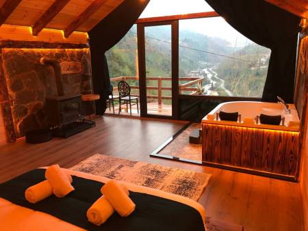 Spacious Room with River and Nature View, Jacuzzi, Fireplace and Balcony in Rize Camlihemsin