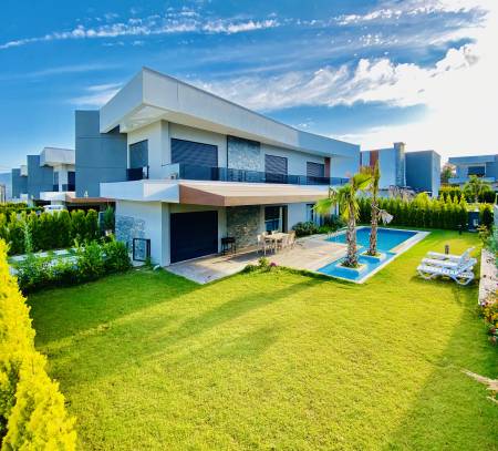 Luxury Villa with Large Garden, Private Pool, Barbeque in Kusadasi Degirmendere