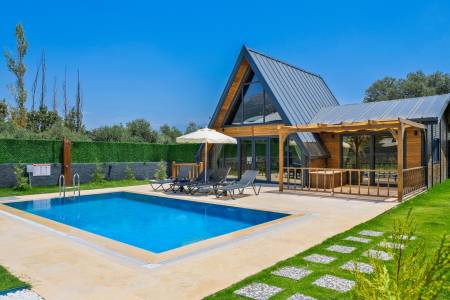 Modern Villa with Spacious Garden, Private pool and Jacuzzi in Fethiye Esen