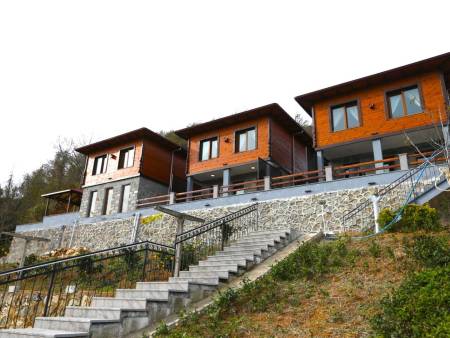 Rize Ardeşen’de Harika Konumda, Yemyeşil Doğa Manzaralı, Şömine Sobalı Ahşap Villa