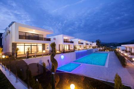 Delightfully Designed Deluxe Villa with Shared Pool and Garden Terrace Within the Complex in Kusadasi Değirmendere